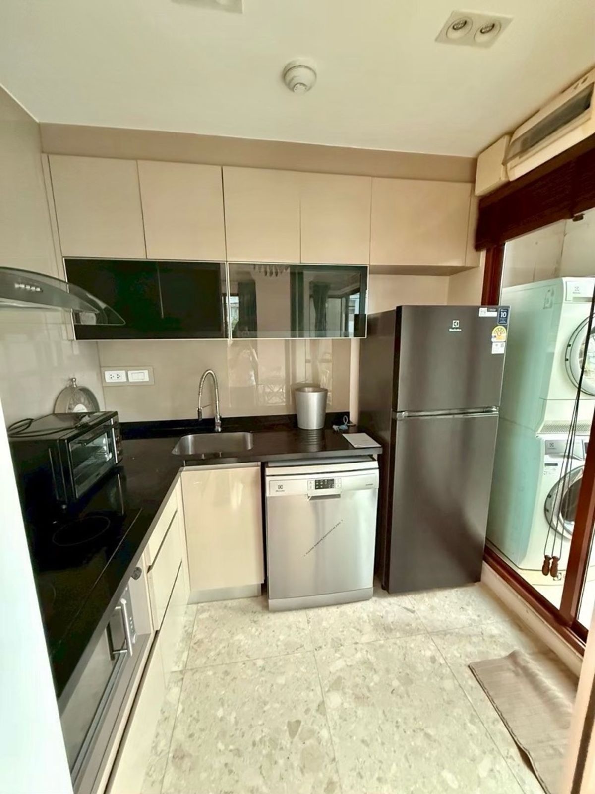 For RentCondoWitthayu, Chidlom, Langsuan, Ploenchit : ✨🏢 Rent a luxury condo in the heart of The Crest Ruamrudee Soi Ruamrudee 2 | Near BTS Ploenchit, Central Embassy, ​​Central Chidlom Condo, peaceful, beautiful, ready to move in. 🍃💫