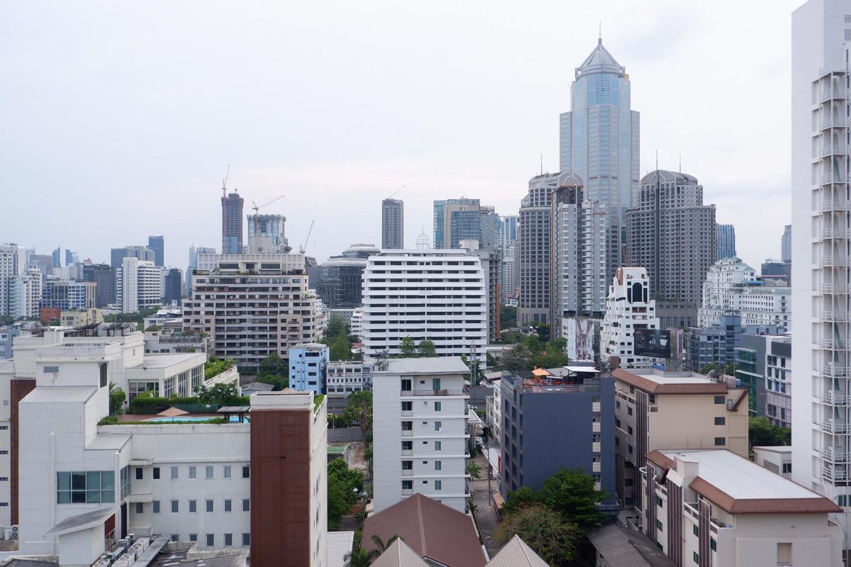 ให้เช่าคอนโดนานา : Omni Tower ซอยสุขุมวิท 4  ชั้น 14 ขนาด 132 ตรม. 2 ห้องนอนห้องมุม มองเห็นวิวสวยจากทุกห้อง พร้อมเฟอร์นิเจอร์ระดับไฮเอนด์