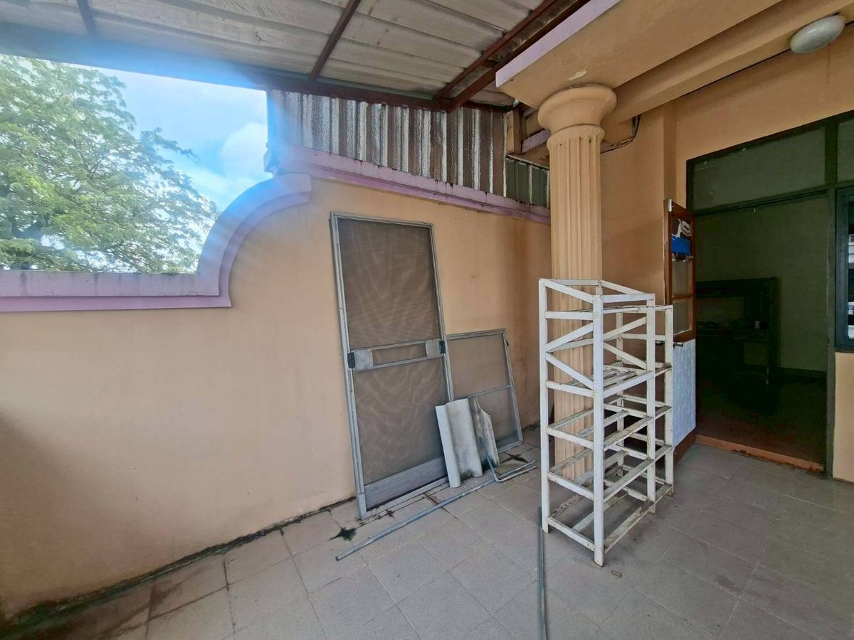 ขายทาวน์โฮมลาดกระบัง สุวรรณภูมิ : ขายด่วนทาวน์โฮม 3 ชั้น หมู่บ้านสวนหลวงโฮมเพลส เฉลิมพระเกียรติ ร.9 ซอย 30 (N.1854)