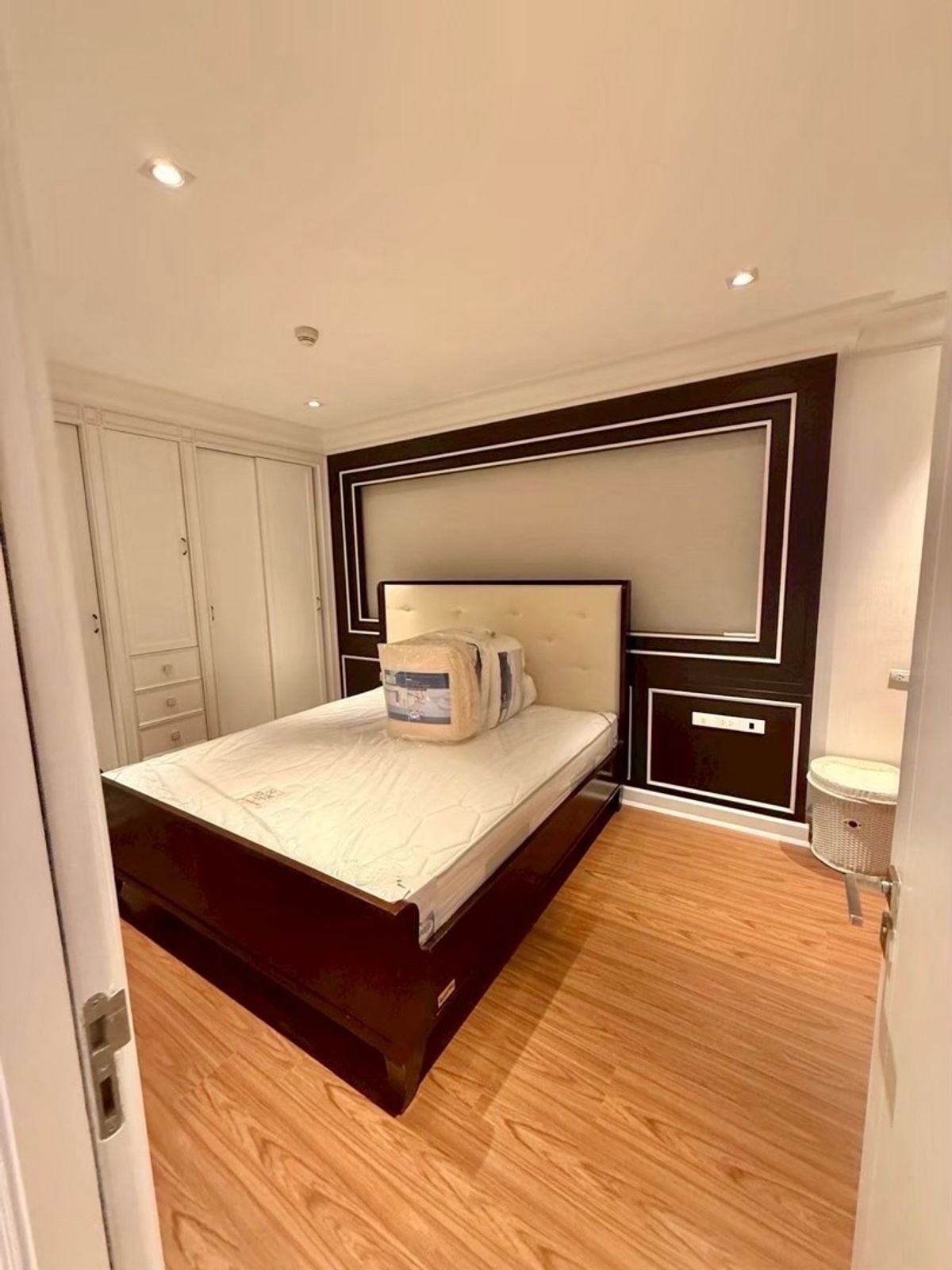 For RentCondoWitthayu, Chidlom, Langsuan, Ploenchit : ✨🏢 Rent a luxury condo in the heart of The Crest Ruamrudee Soi Ruamrudee 2 | Near BTS Ploenchit, Central Embassy, ​​Central Chidlom Condo, peaceful, beautiful, ready to move in. 🍃💫