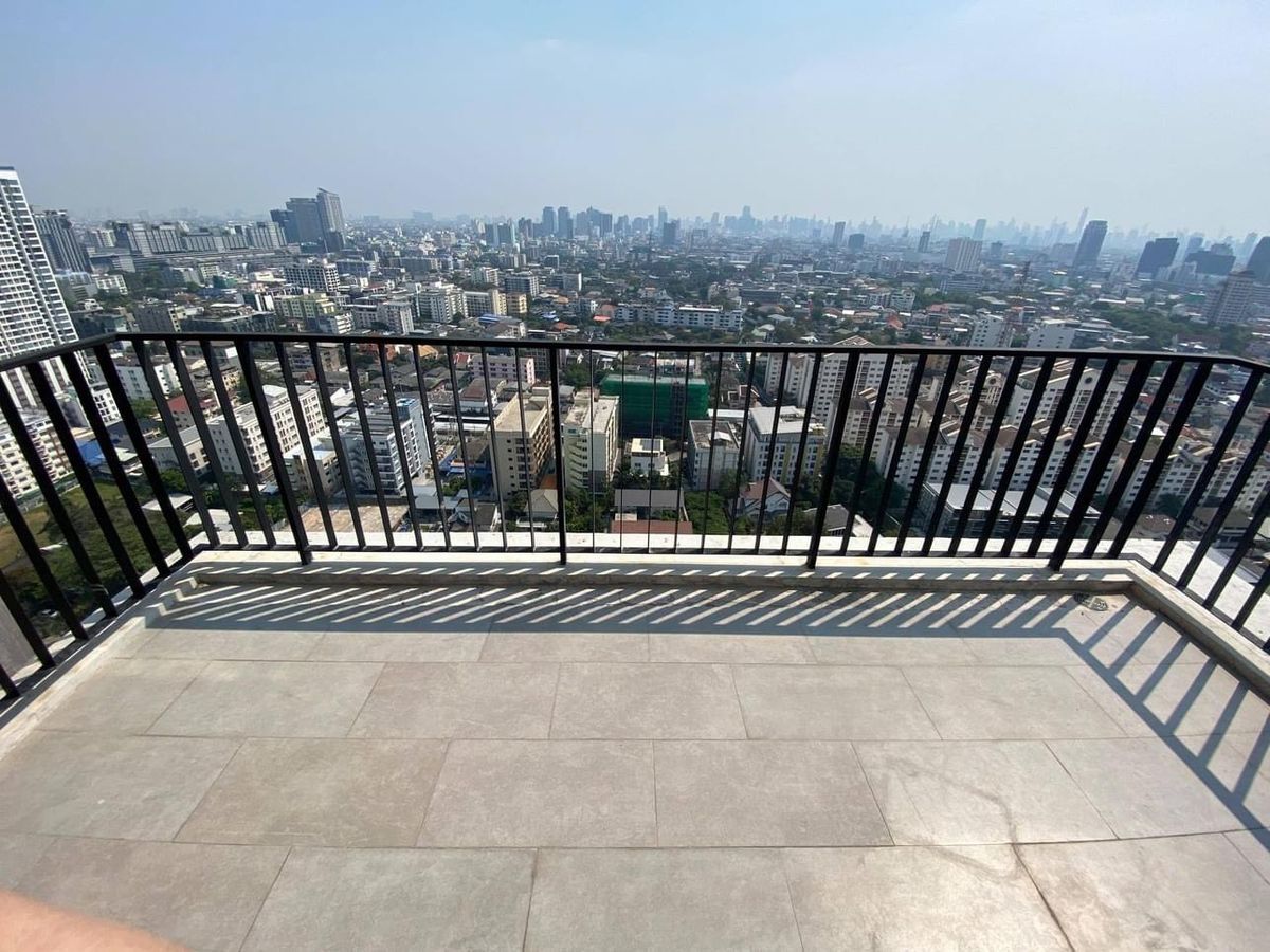 For RentCondoLadprao, Central Ladprao : (For Rent)  Good Price! Corner Room 2 Beds 2 Baths 86.93 Sqm. Fully furnished. High floor, Unblocked view. 