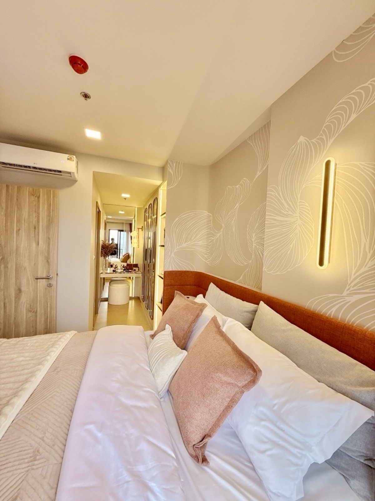 For SaleCondoRama9, Petchburi, RCA : 𝐓𝐇𝐄 𝐁𝐀𝐒𝐄 𝐑𝐀𝐌𝐀𝟗 𝐑𝐀𝐌𝐀𝟗 𝟖, 𝟖, 𝟗𝟎𝟎 /month, free, every fee No need to pay down the down payment.