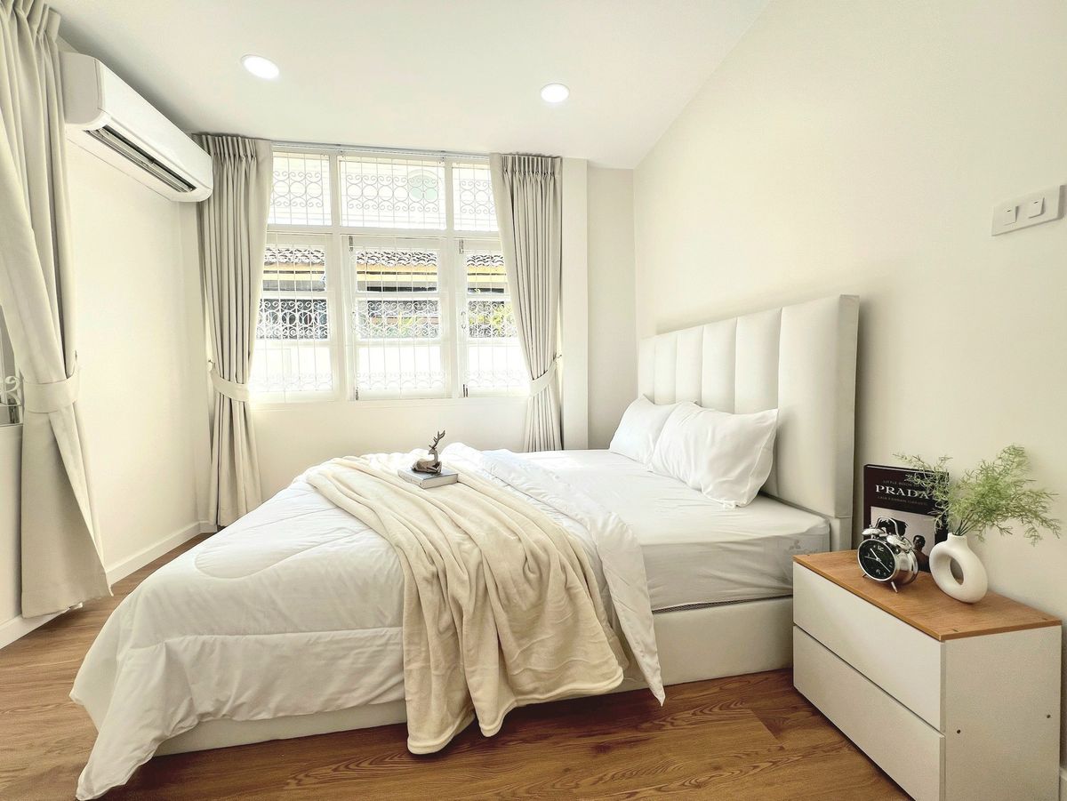 For RentHouseRama9, Petchburi, RCA : ✨ Rent a single -story house near Central Rama 9 ✨ • Spacious area size Suitable for living/home office • Convenient transportation near MRT Rama 9, Expressway and Central Plaza Grand Rama 9 • There are parking/garden/living space.