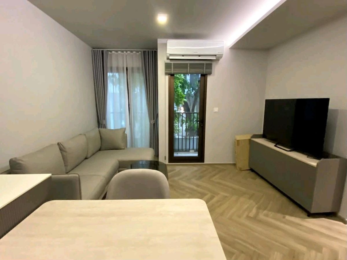 For RentCondoSukhumvit, Asoke, Thonglor : ⭐ Low Rise near BTS Thonglor has a shuttle to BTS & Amp; EMQUARTIER for free.