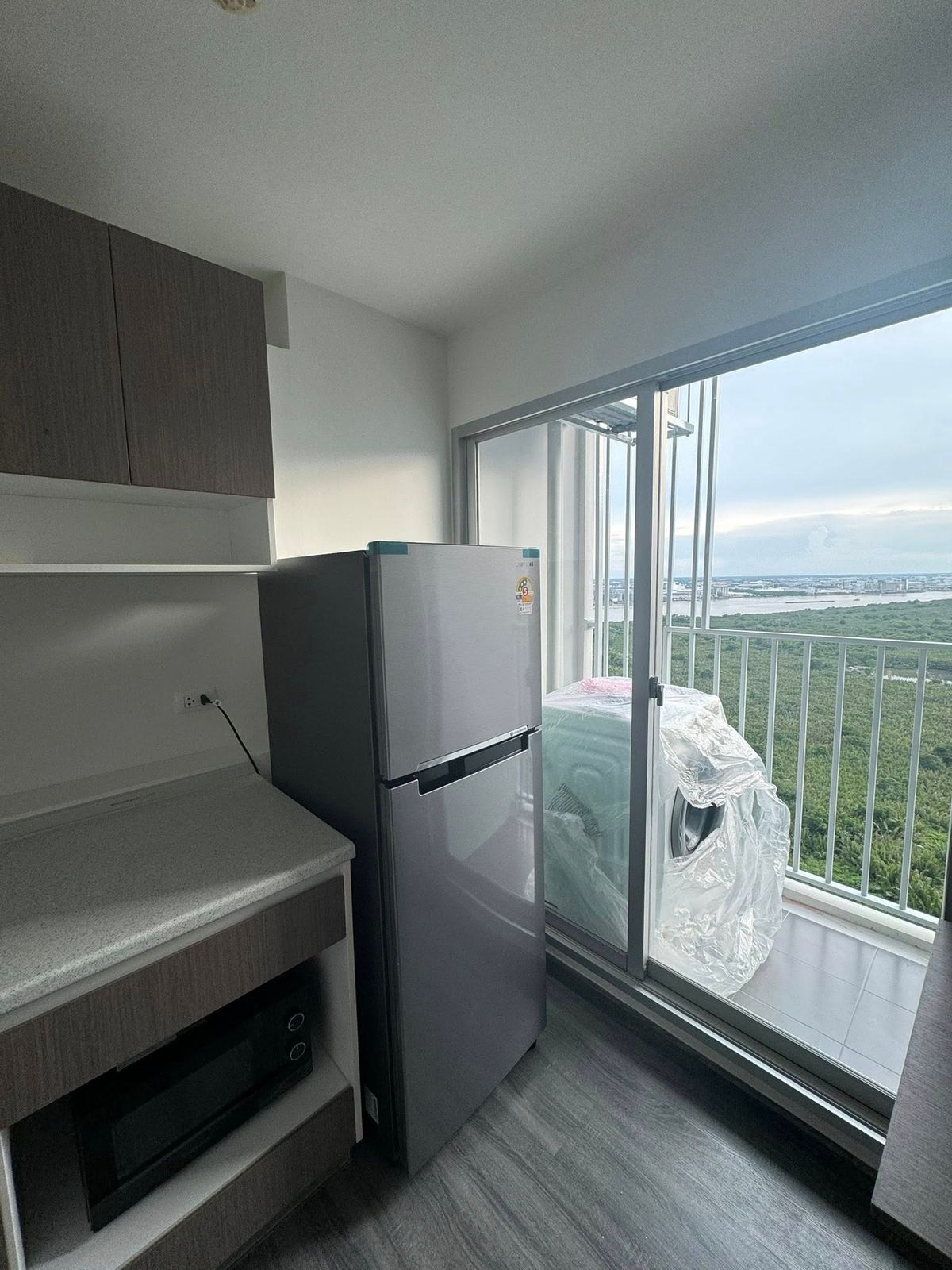 ให้เช่าคอนโดสมุทรปราการ สำโรง : ให้เช่า 🔥 The Trust Condo @BTS Erawan 🔥 ใกล้ BTS ช้างเอราวัณ เฟอร์นิเจอร์ และ เครื่องใช้ไฟฟ้าครบ 