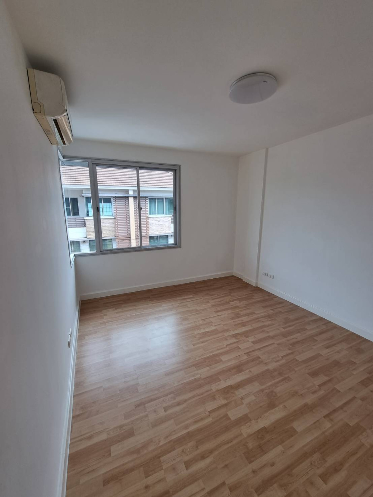 ขายทาวน์โฮมแจ้งวัฒนะ เมืองทอง : 🚨 Rare Item! ทาวน์โฮม 3 ชั้น ใจกลางงามวงศ์วาน