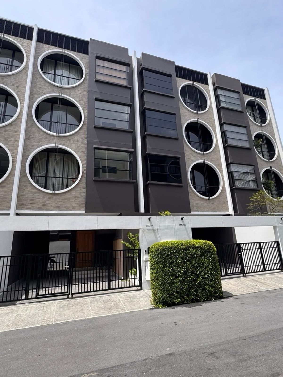 ขายทาวน์โฮมเลียบทางด่วนรามอินทรา : ⚡️𝐇𝐎𝐓 𝐃𝐄𝐀𝐋 ⚡️ขาย Noble Curve เอกมัย รามอินทรา Town home 4 ชั้น พร้อมอยู่ ขนาด 240 Sq.m 3 ห้องนอน 3 ห้องน้ำ เพียง 16.9 MB เท่านั้น !! ติดต่อ 086-795-9997 