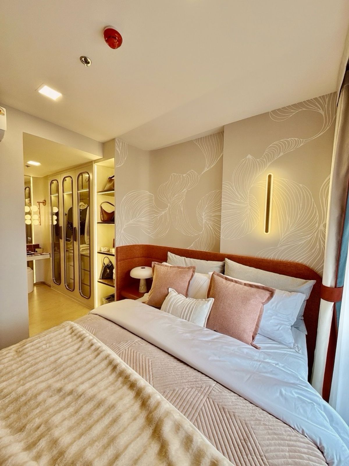 For SaleCondoRama9, Petchburi, RCA : 𝐓𝐇𝐄 𝐁𝐀𝐒𝐄 𝐑𝐀𝐌𝐀𝟗 𝐑𝐀𝐌𝐀𝟗 𝟖, 𝟖, 𝟗𝟎𝟎 /month, free, every fee No need to pay down the down payment.