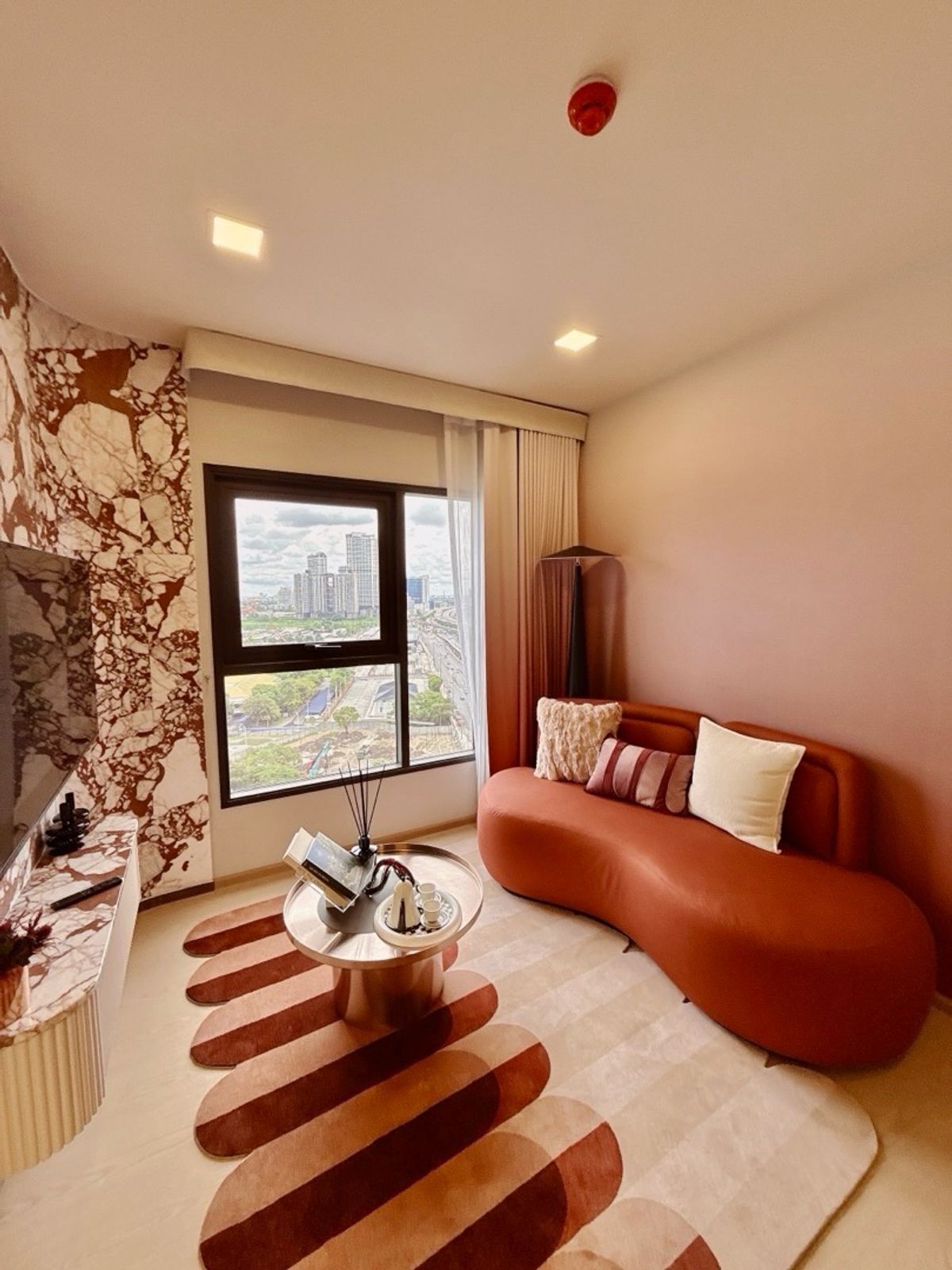 For SaleCondoRama9, Petchburi, RCA : 𝐓𝐇𝐄 𝐁𝐀𝐒𝐄 𝐑𝐀𝐌𝐀𝟗 𝐑𝐀𝐌𝐀𝟗 𝟖, 𝟖, 𝟗𝟎𝟎 /month, free, every fee No need to pay down the down payment.