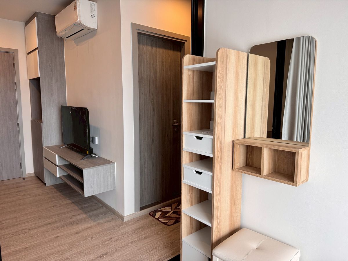 ให้เช่าคอนโดปิ่นเกล้า จรัญสนิทวงศ์ : 🏢 For Rent: ออริจิ้น ปลั๊ก&เพลย์ สิรินธร สเตชั่น 🛏 ประเภท: 1 ห้องนอน 📏 ขนาด: 26 ตร.ม. 💰 ราคา: 12,000 บาท/เดือน 📍 ทำเล: ใจกลางเมือง เดินทางสะดวก