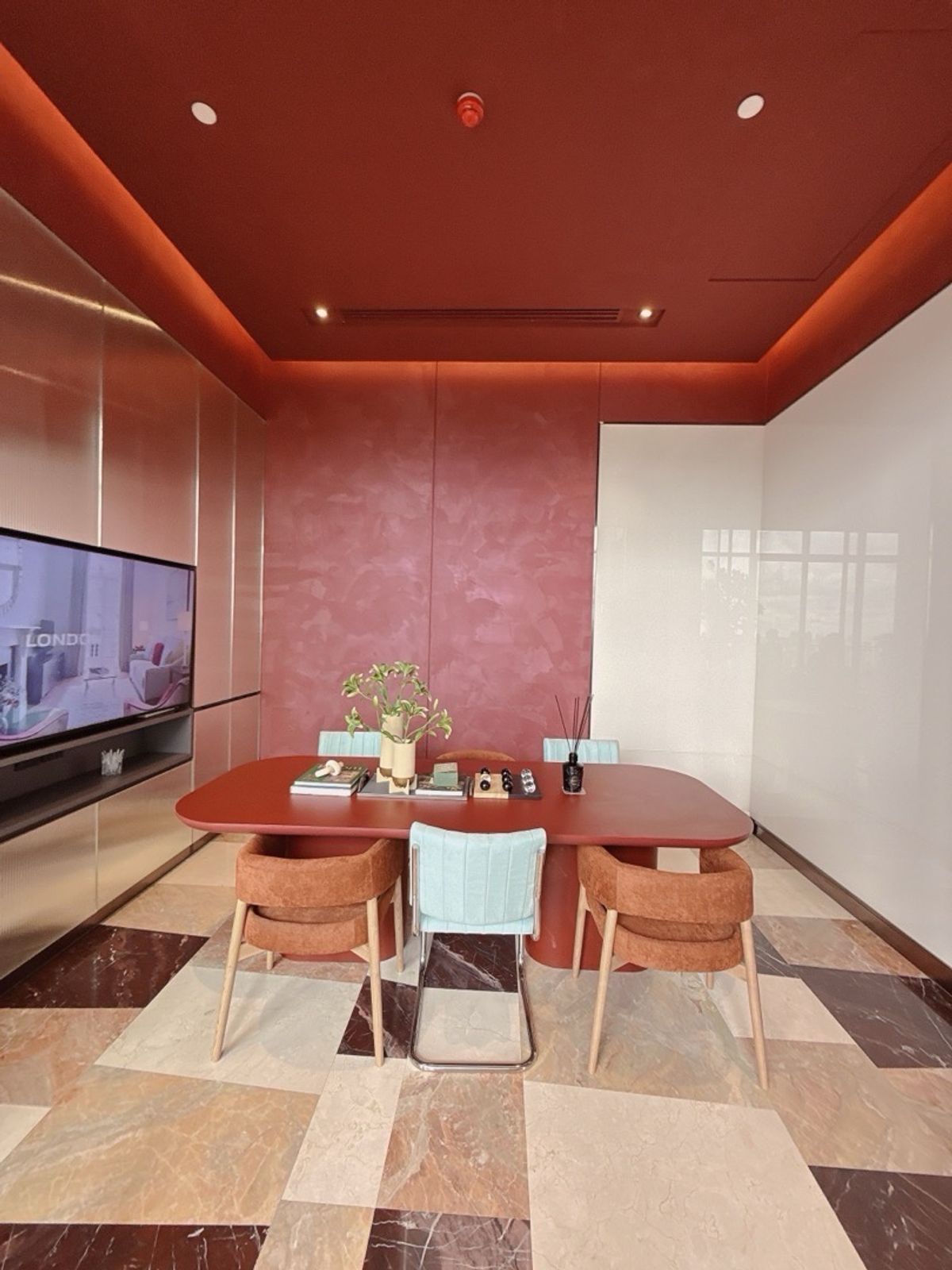 For SaleCondoRama9, Petchburi, RCA : 𝐓𝐇𝐄 𝐁𝐀𝐒𝐄 𝐑𝐀𝐌𝐀𝟗 𝐑𝐀𝐌𝐀𝟗 𝟖, 𝟖, 𝟗𝟎𝟎 /month, free, every fee No need to pay down the down payment.