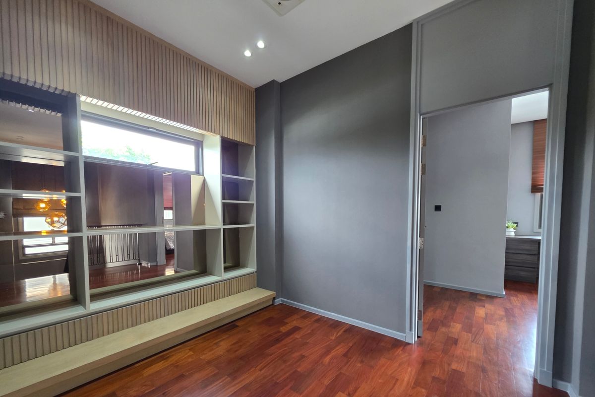 HousePattanakan, Srinakarin : 3 -story luxury house for sale on Krungthep Kreetha Road Grand Bangkok Boulevard opposite Wellington College