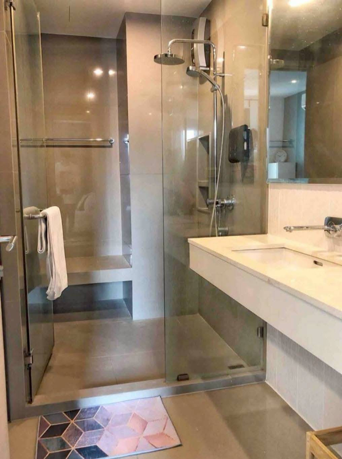 For RentCondoSukhumvit, Asoke, Thonglor : ✨ GT16280 | Condo Rhythm sukhumvit 42, convenient travel, near BTS, there is a shuttle, beautiful room, fully furnished. Ready to move in immediately