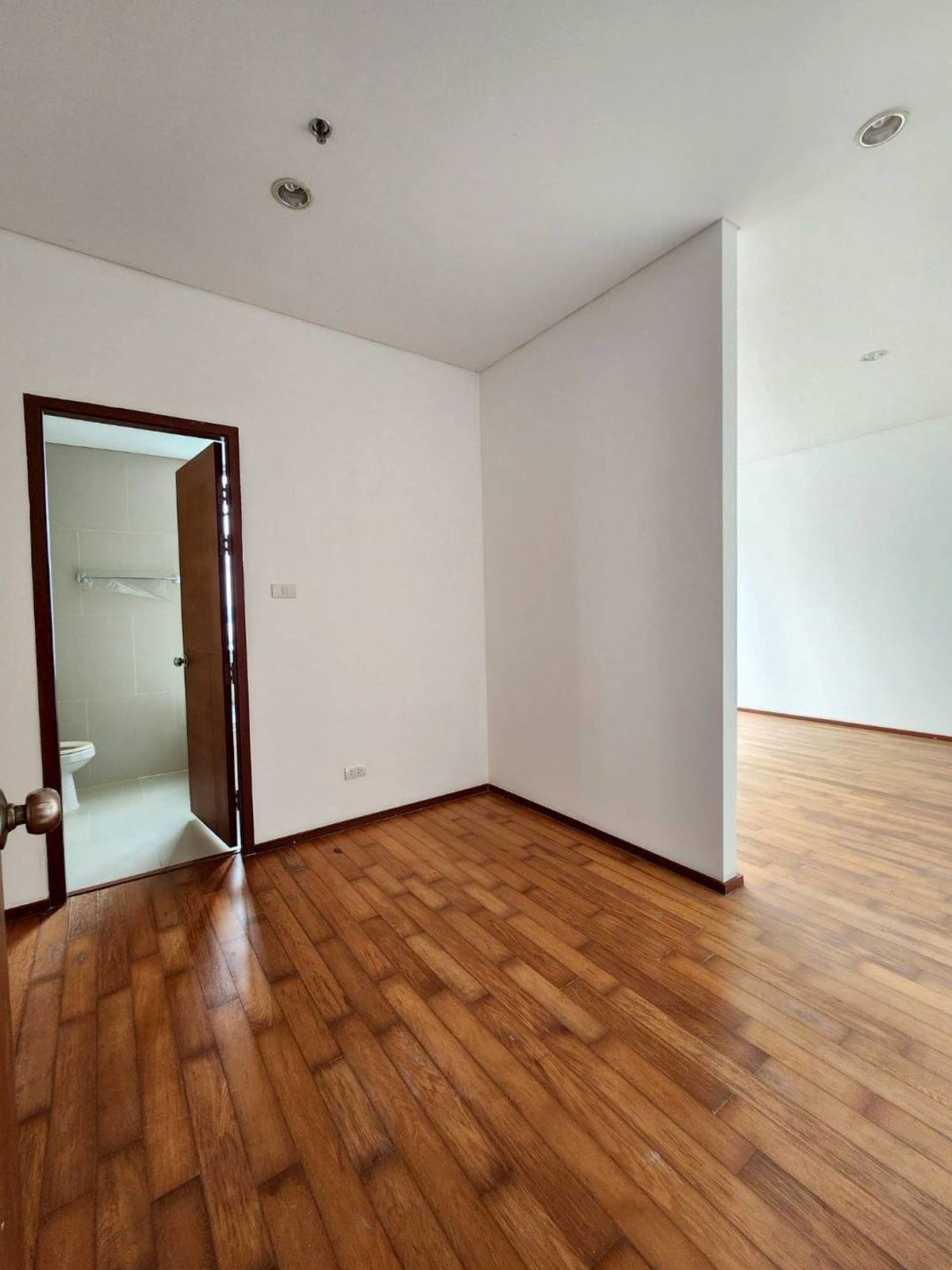 ขายคอนโดวงเวียนใหญ่ เจริญนคร : ขาย!! คอนโด วิลล่า สาทร ใกล้ BTS กรุงธนบุรี ชั้นสูง วิวเมือง