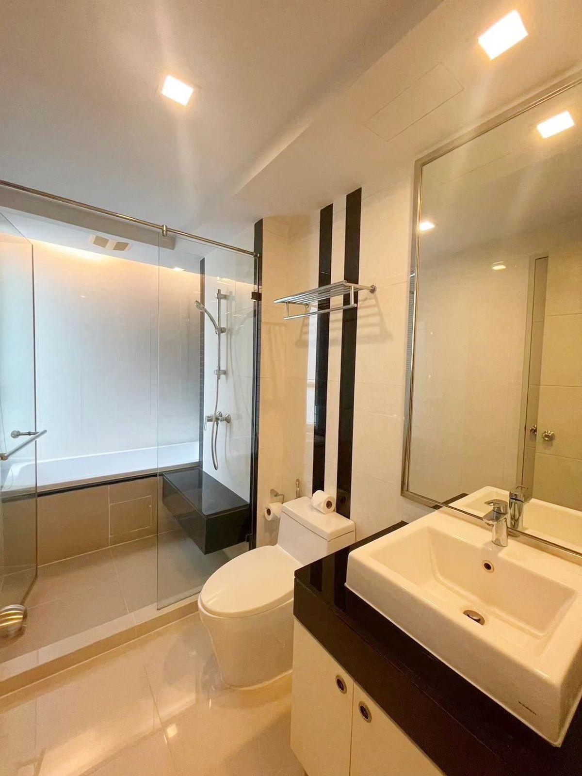 ขายคอนโดสุขุมวิท อโศก ทองหล่อ : ขาย Beverly 33 1 ห้องนอน ขนาด 40 ตรม. สภาพเยี่ยม ห่าง BTS พร้อมพงษ์ 300 ม.