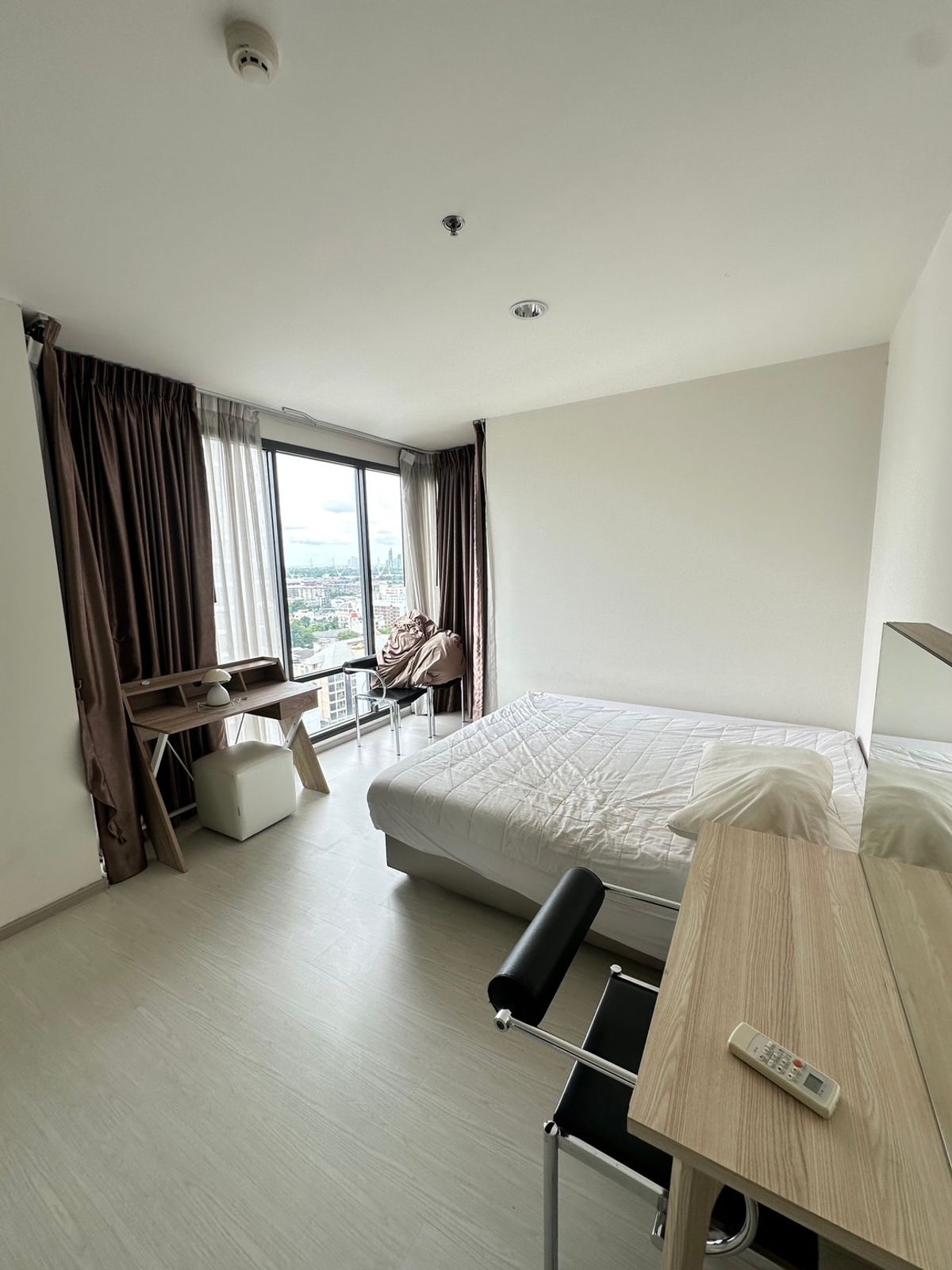 For RentCondoSukhumvit, Asoke, Thonglor : Rhythm Sukhumvit 42 condo, convenient transportation, near the BTS train, has a beautiful room, complete furniture ready !!