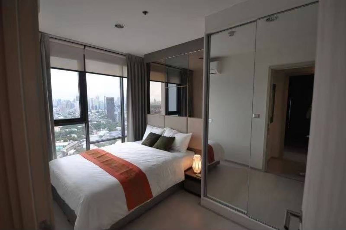 CondoSukhumvit, Asoke, Thonglor : Rhythm Sukhumvit 42 condo, convenient transportation, near BTS, have a beautiful shuttle room, complete furniture ready !!