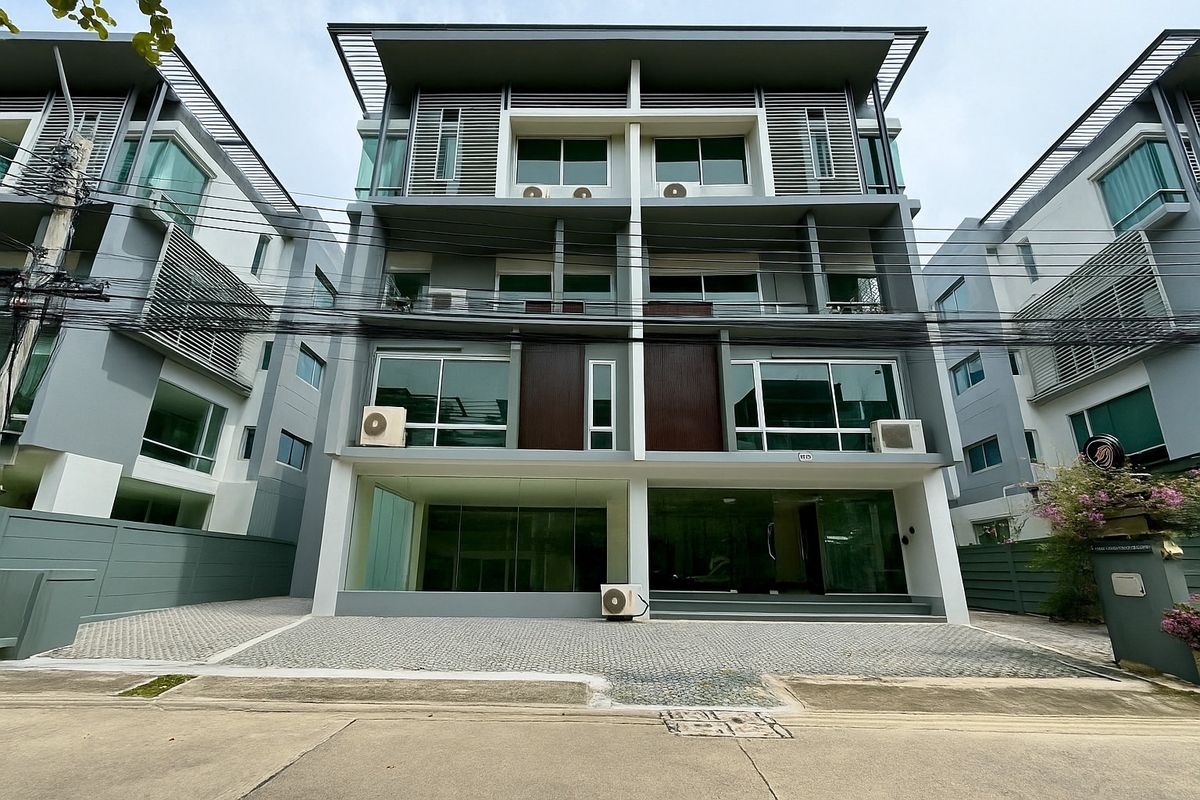 ขายสำนักงานรัชดา ห้วยขวาง : โฮมออทฟิทใหญ่ ตึกคู่ ทำเลใจกลางเมืองกรุงเทพ