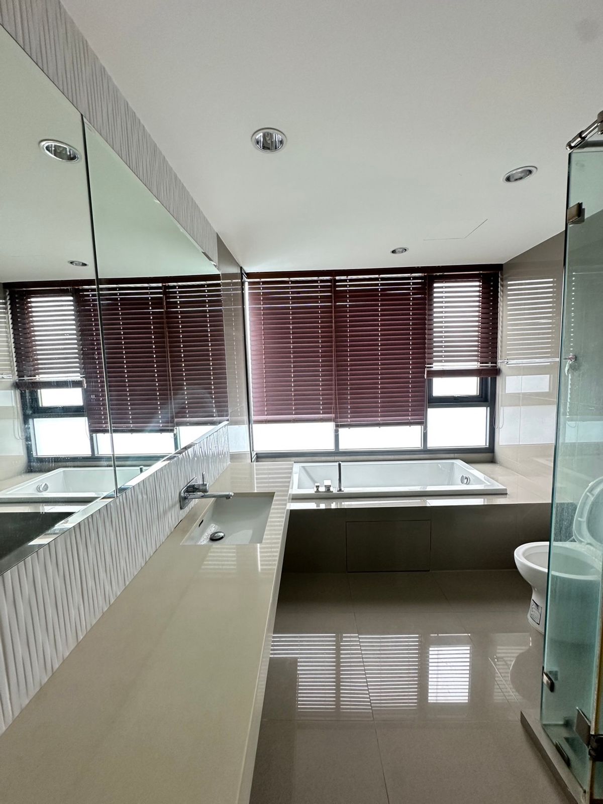 For RentCondoSukhumvit, Asoke, Thonglor : Rhythm Sukhumvit 42 condo, convenient transportation, near the BTS train, has a beautiful room, complete furniture ready !!