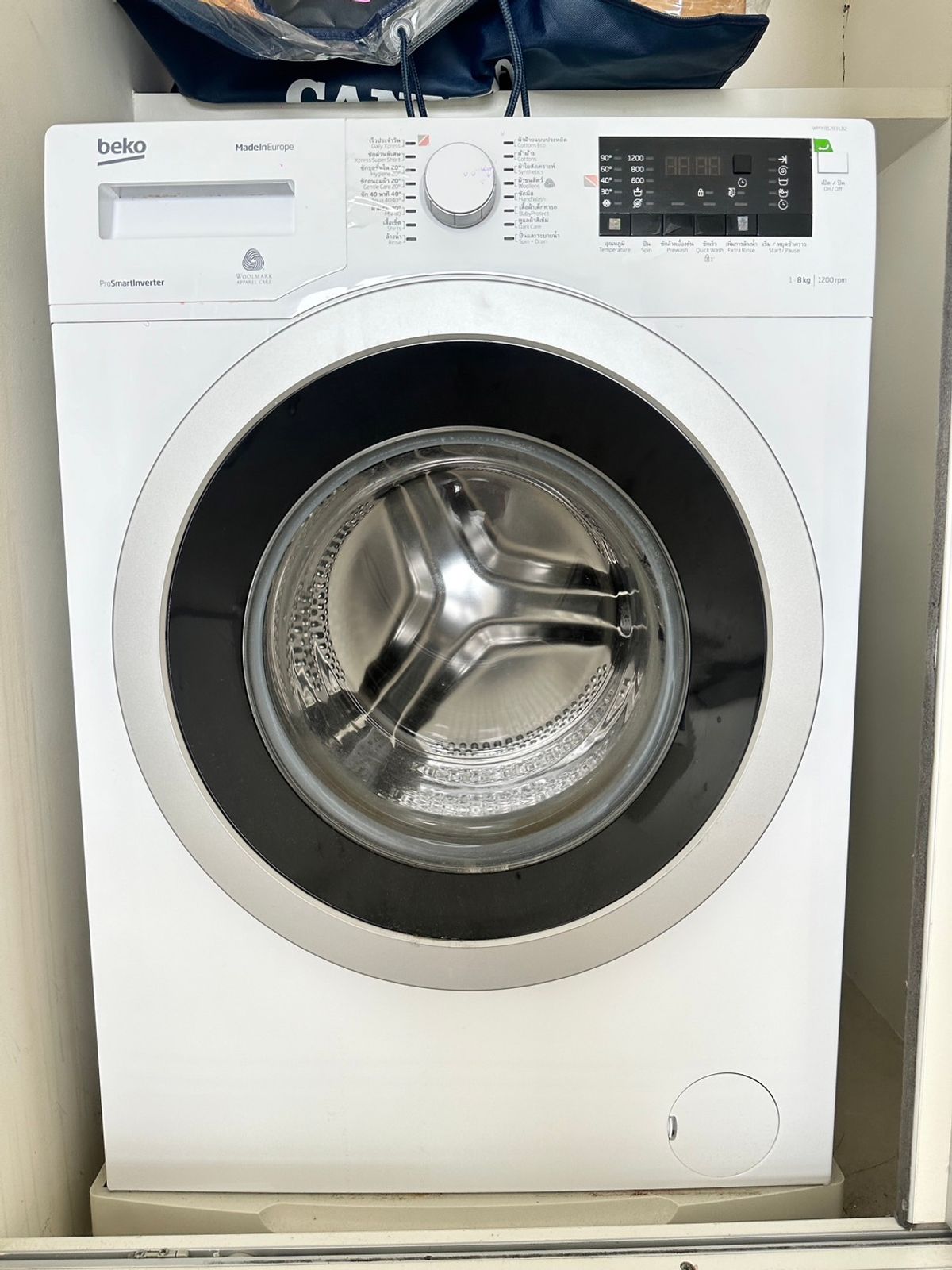 For RentCondoSukhumvit, Asoke, Thonglor : Rhythm Sukhumvit 42 condo, convenient transportation, near the BTS train, has a beautiful room, complete furniture ready !!