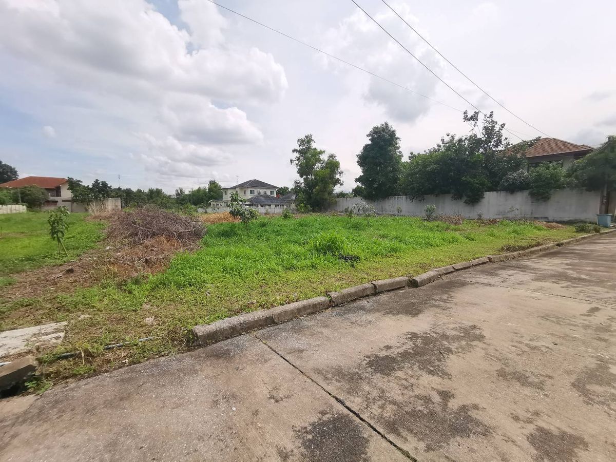 ขายที่ดินปทุมธานี รังสิต ธรรมศาสตร์ : ขายที่ดิน แปลงสวย หลังติดน้ำ ขนาด 144 ตรว. มี 2 แปลงติดกัน หมู่บ้านเมืองเอก ม.รังสิต โครงการ 3 ซอยเอกรัตน์ 11 ราคาดีที่สุดในโครงการ ขายเพียง 3.2 ล้านต่อแปลงเท่านั้น (22,222 บาทต่อตรว.) ขายต่ำกว่าราคาประเมินเยอะมากๆ ราคาประเมินราชการ 28,000 บาท/ตรว. 22,222