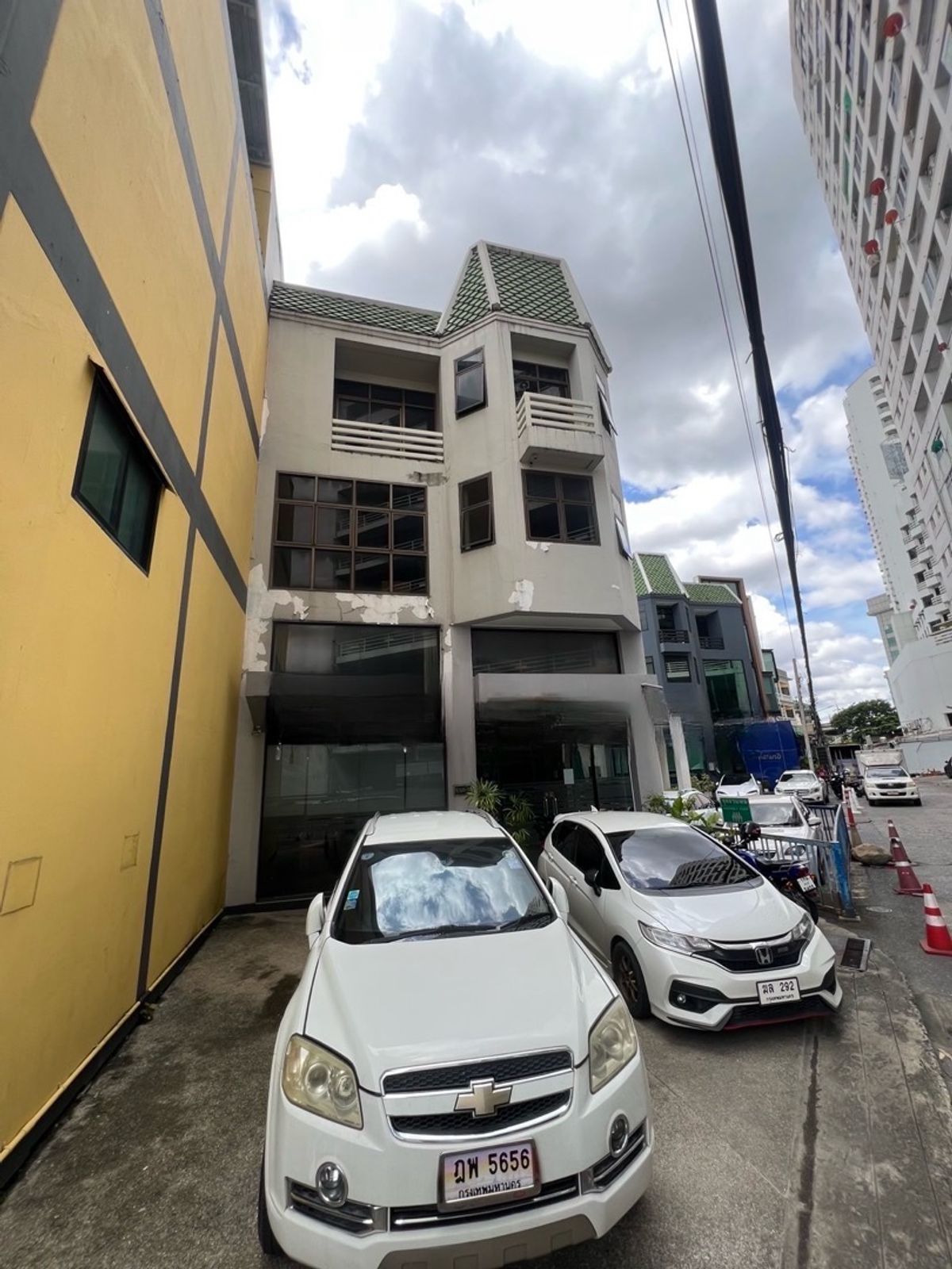 800 เมตร รถไฟฟ้า บางเขน และ 1.8 กม. BTS ม.เกษตร อาคารพาณิชย์ 4 ชั้น 2 ที่จอดรถ เช่าได้อีก 2 คัน เหมาะทำธุรกิจ คลินิก , เวลเนส , สปา , โฮสเทล - ร้านกาแฟ สถานที่อ่านหนังสือ บอร์ดเกมส์ และออฟฟิศส่วนตัว Loading...