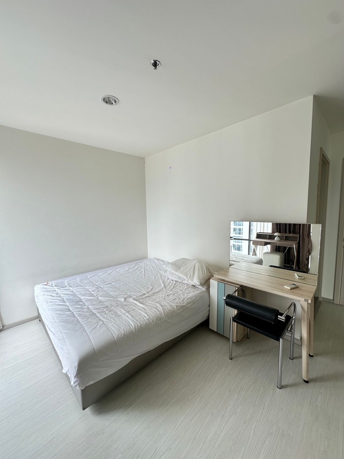 For RentCondoSukhumvit, Asoke, Thonglor : Rhythm Sukhumvit 42 condo, convenient transportation, near the BTS train, has a beautiful room, complete furniture ready !!