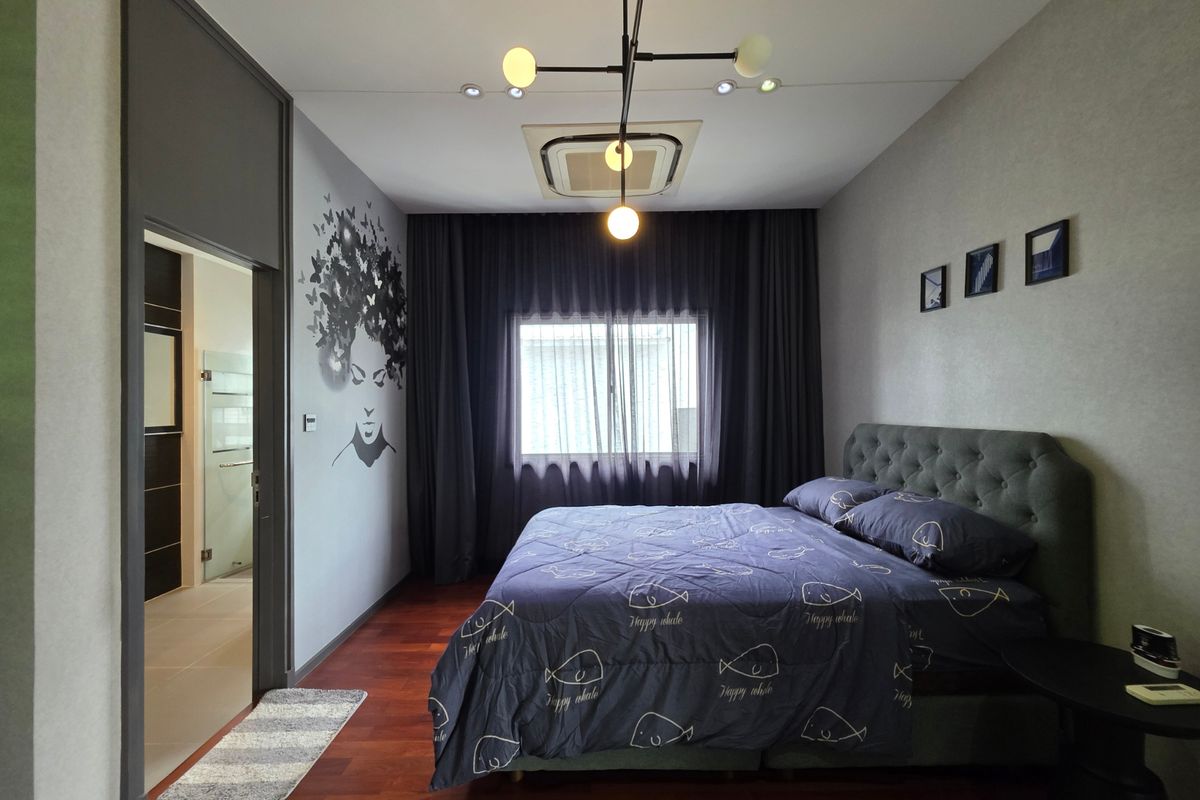 HousePattanakan, Srinakarin : 3 -story luxury house for sale on Krungthep Kreetha Road Grand Bangkok Boulevard opposite Wellington College