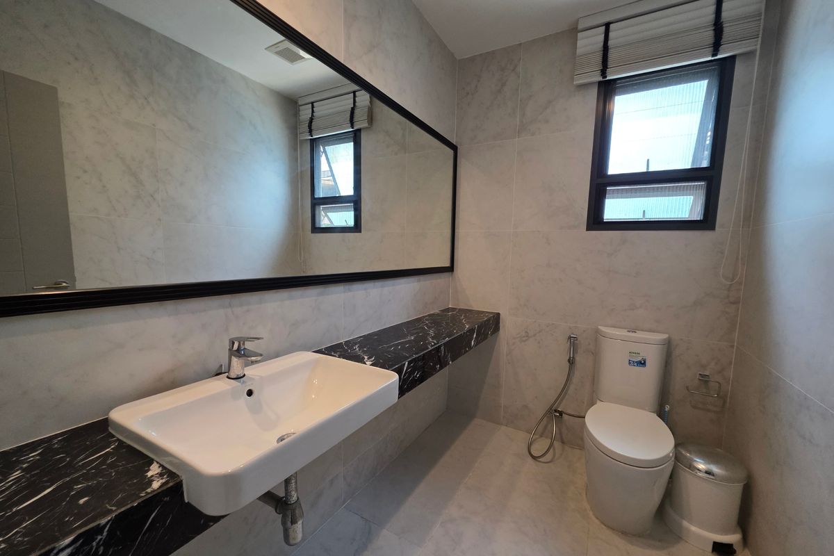 HousePattanakan, Srinakarin : 3 -story luxury house for sale on Krungthep Kreetha Road Grand Bangkok Boulevard opposite Wellington College