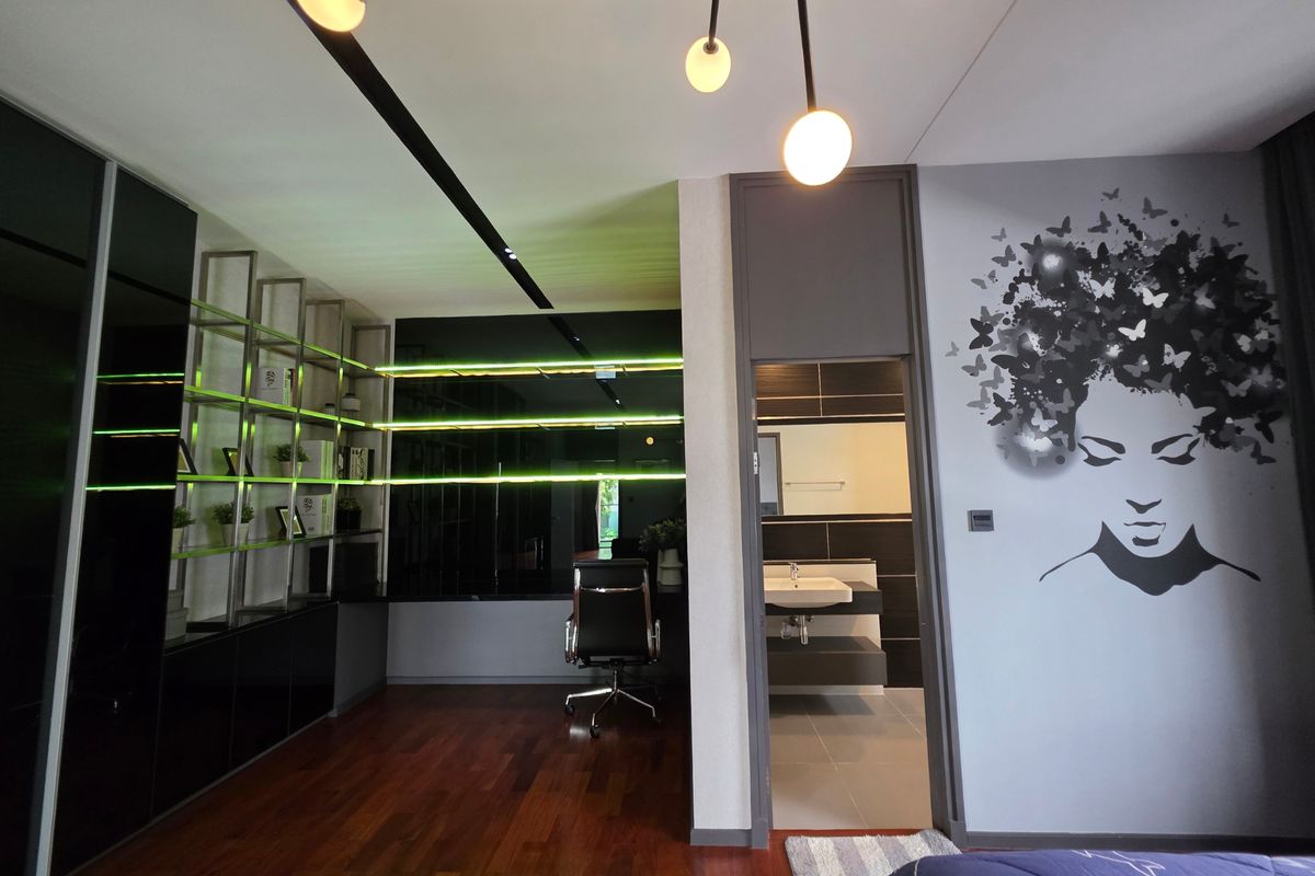 HousePattanakan, Srinakarin : 3 -story luxury house for sale on Krungthep Kreetha Road Grand Bangkok Boulevard opposite Wellington College