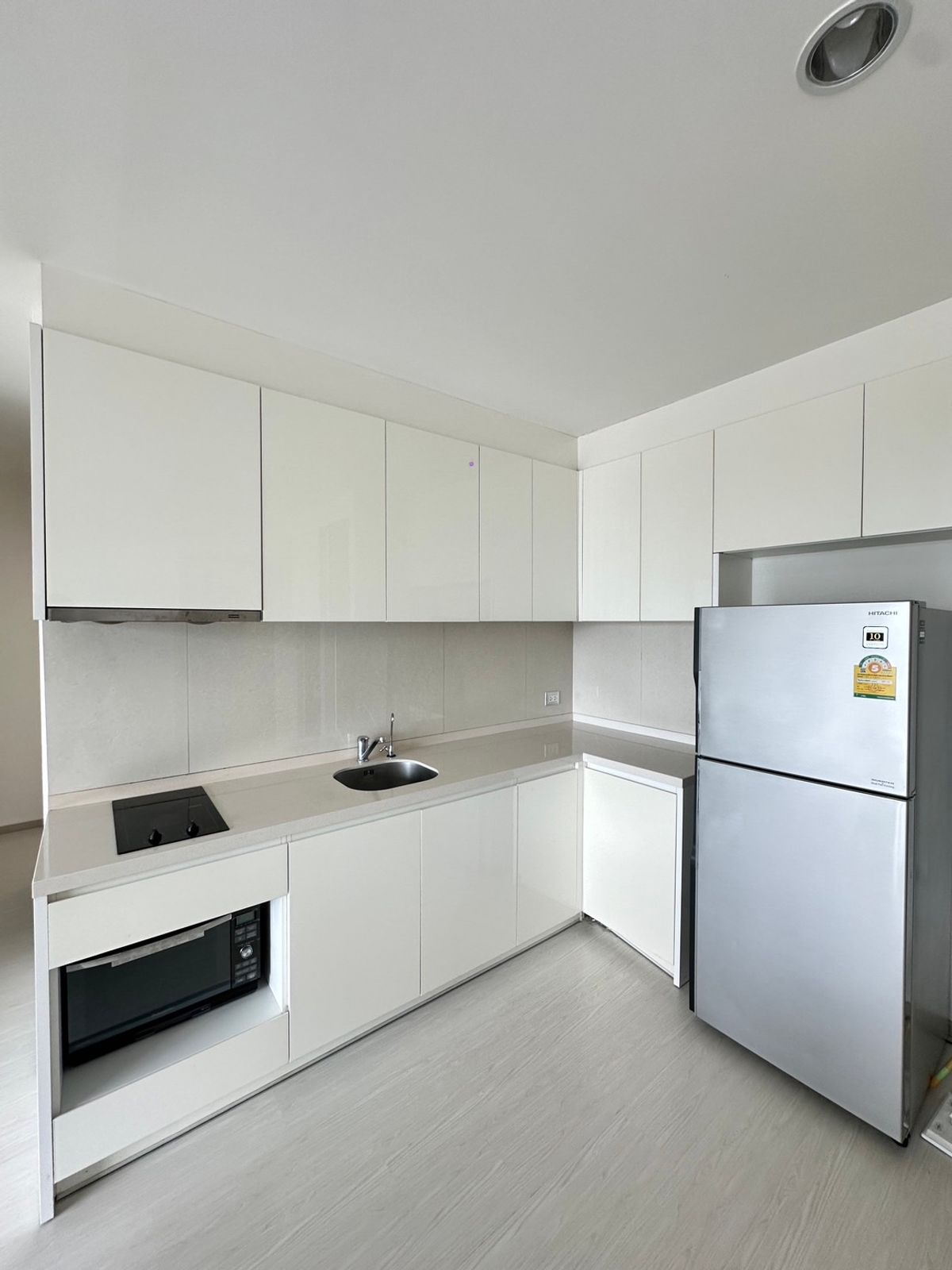 For RentCondoSukhumvit, Asoke, Thonglor : Rhythm Sukhumvit 42 condo, convenient transportation, near the BTS train, has a beautiful room, complete furniture ready !!