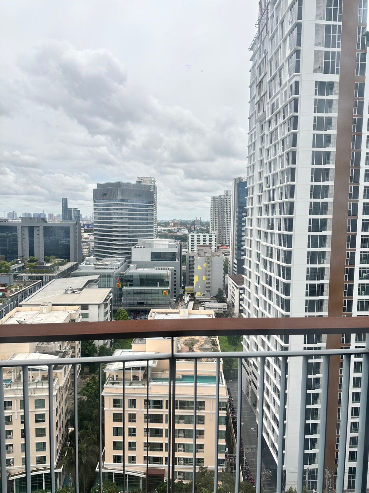 For RentCondoSukhumvit, Asoke, Thonglor : Rhythm Sukhumvit 42 condo, convenient transportation, near the BTS train, has a beautiful room, complete furniture ready !!