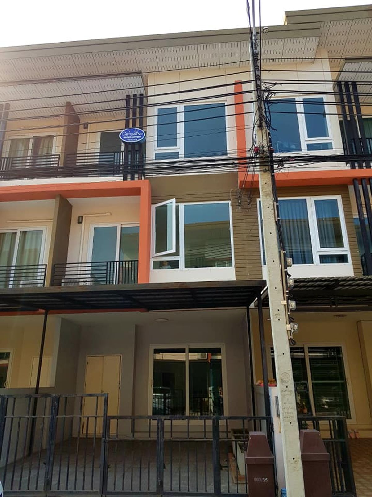 ให้เช่าทาวน์โฮมเกษตร นวมินทร์ ลาดปลาเค้า : ให้เช่าบ้านทาวน์โฮม 3 ชั้น  เดอะ ทรัสต์ เกษตรนวมินทร์-นวลจันทร์  Tel. 099-998-3897 