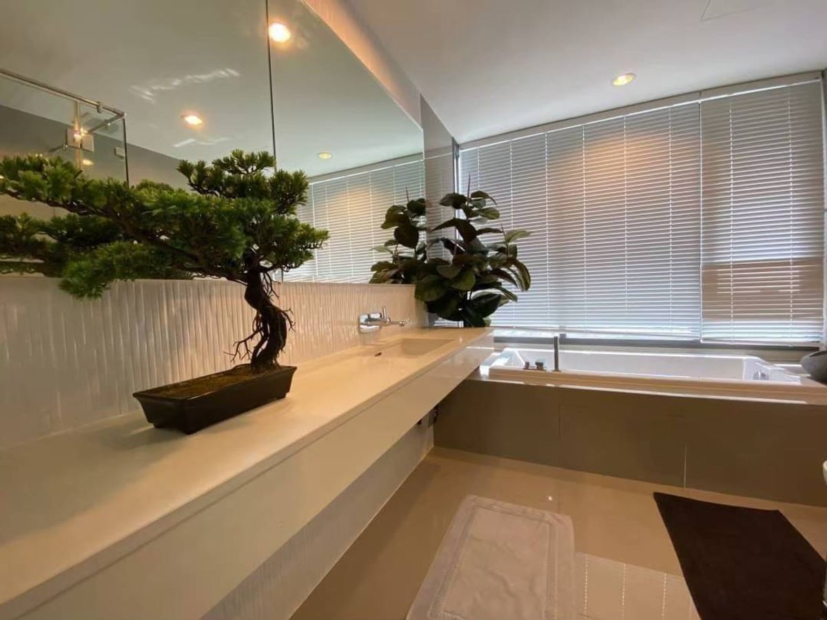 CondoSukhumvit, Asoke, Thonglor : Rhythm Sukhumvit 42 condo, convenient transportation, near BTS, have a beautiful shuttle room, complete furniture ready !!