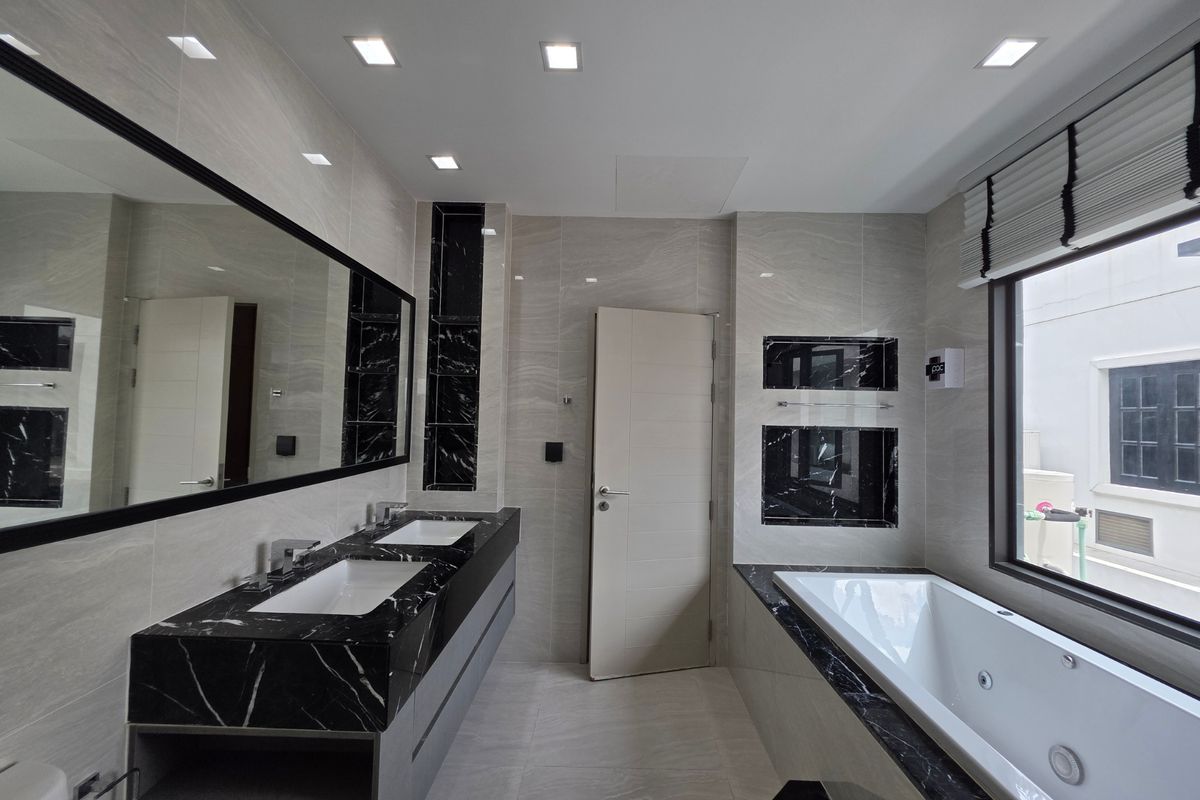 HousePattanakan, Srinakarin : 3 -story luxury house for sale on Krungthep Kreetha Road Grand Bangkok Boulevard opposite Wellington College