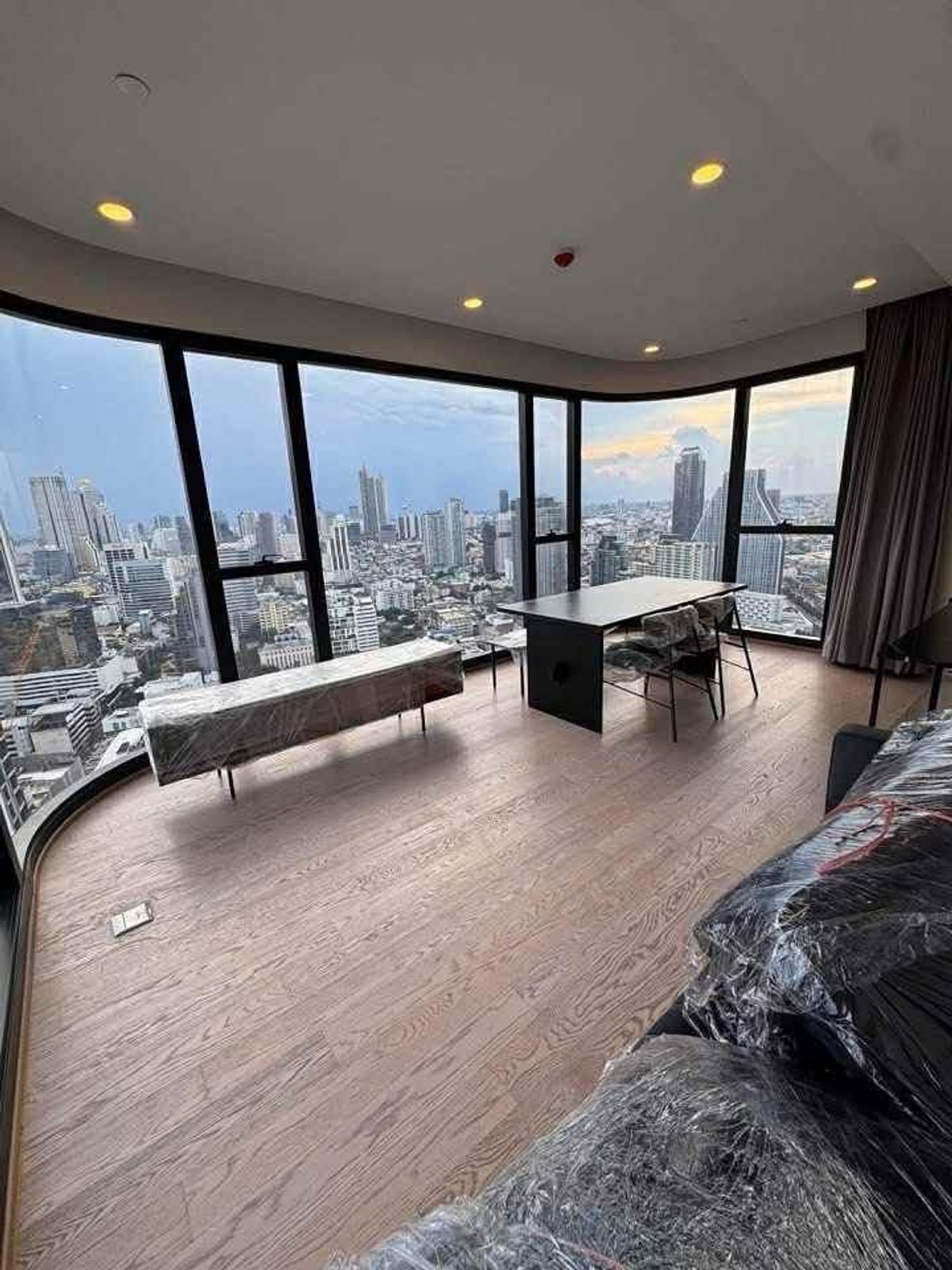 ขายคอนโดสยาม จุฬา สามย่าน : Curve Stylish Condo - Panoramic Views