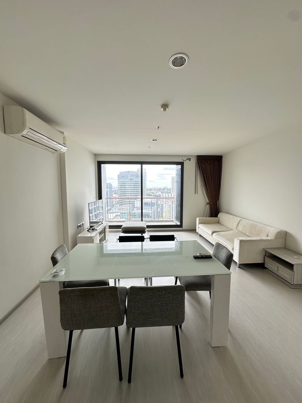 For RentCondoSukhumvit, Asoke, Thonglor : Rhythm Sukhumvit 42 condo, convenient transportation, near the BTS train, has a beautiful room, complete furniture ready !!