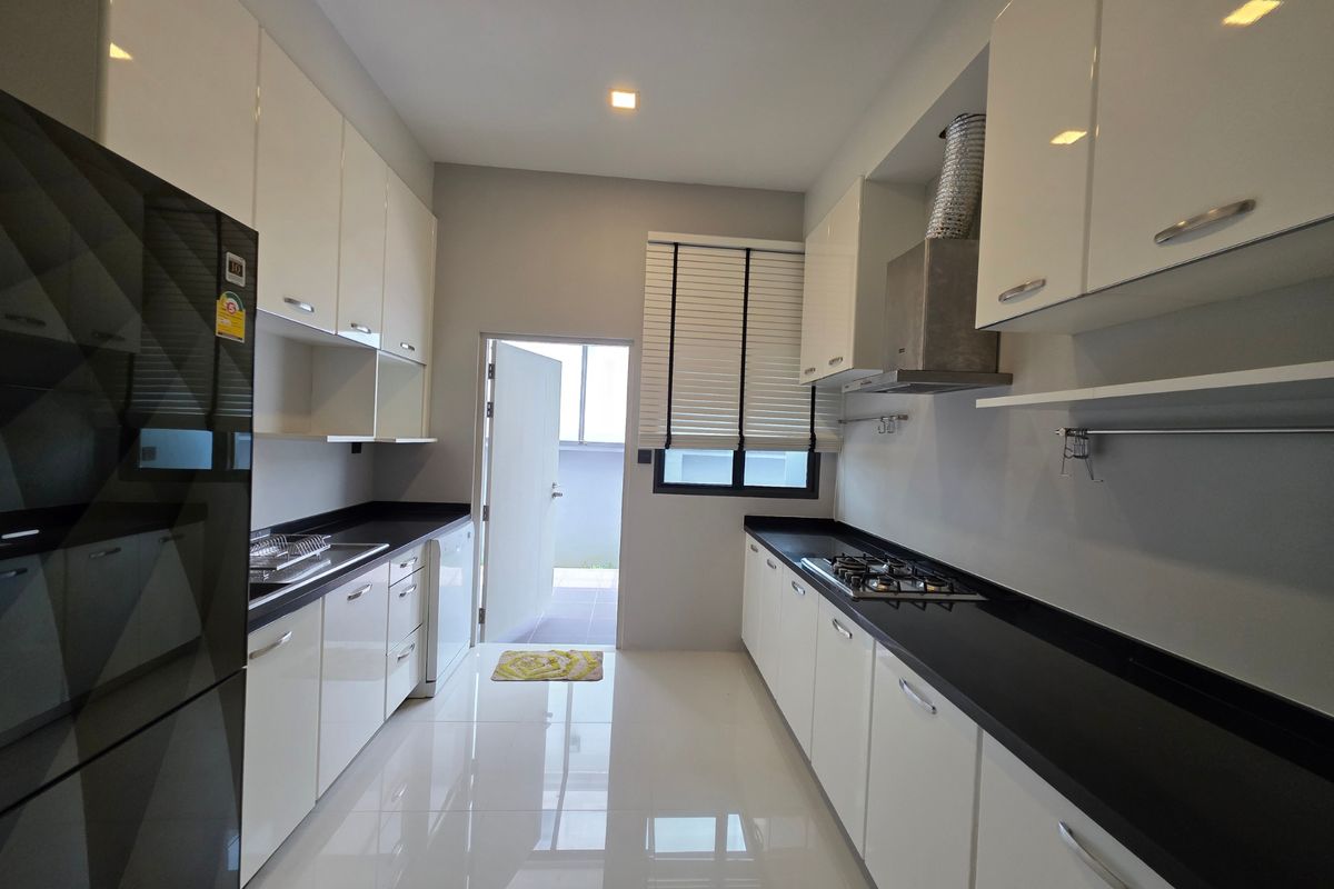 HousePattanakan, Srinakarin : 3 -story luxury house for sale on Krungthep Kreetha Road Grand Bangkok Boulevard opposite Wellington College