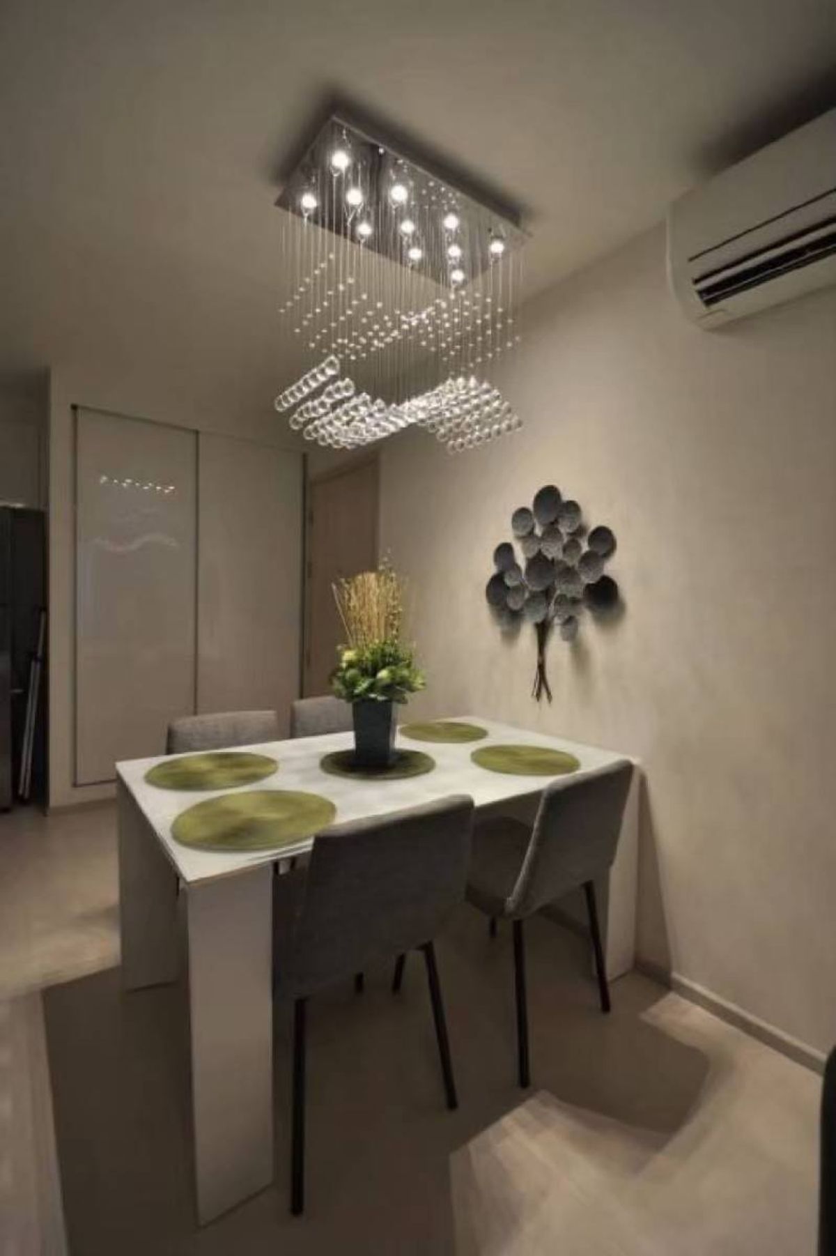 CondoSukhumvit, Asoke, Thonglor : Rhythm Sukhumvit 42 condo, convenient transportation, near BTS, have a beautiful shuttle room, complete furniture ready !!