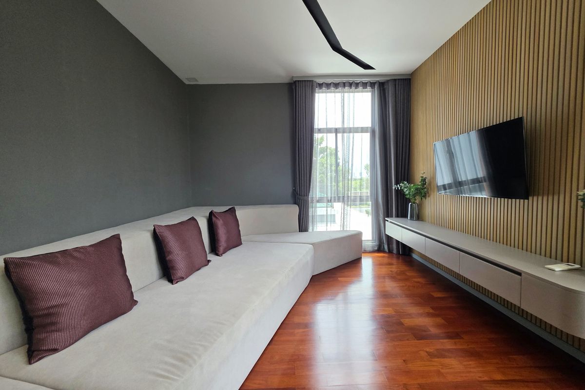 HousePattanakan, Srinakarin : 3 -story luxury house for sale on Krungthep Kreetha Road Grand Bangkok Boulevard opposite Wellington College