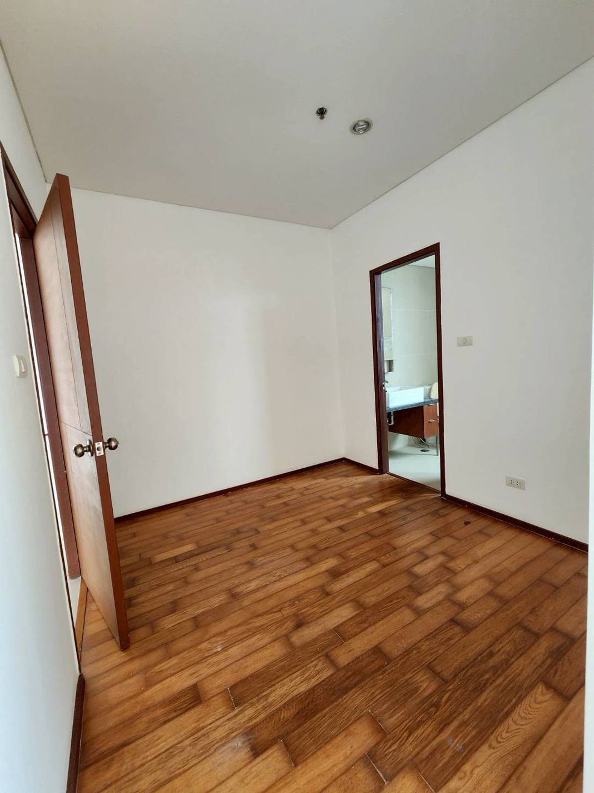 ขายคอนโดวงเวียนใหญ่ เจริญนคร : ขาย!! คอนโด วิลล่า สาทร ใกล้ BTS กรุงธนบุรี ชั้นสูง วิวเมือง