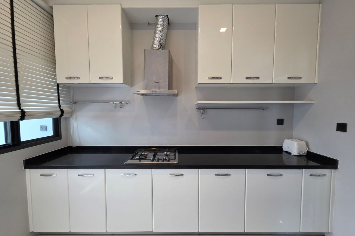 HousePattanakan, Srinakarin : 3 -story luxury house for sale on Krungthep Kreetha Road Grand Bangkok Boulevard opposite Wellington College