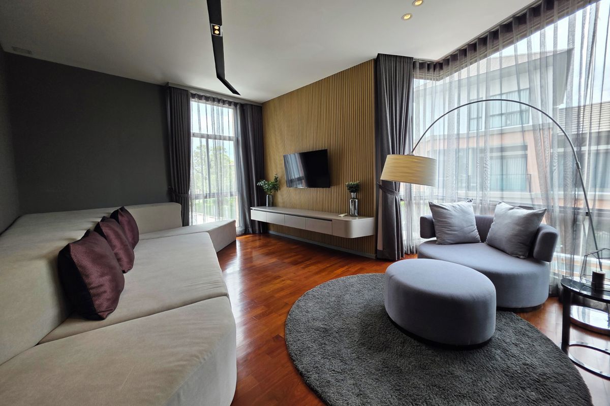 HousePattanakan, Srinakarin : 3 -story luxury house for sale on Krungthep Kreetha Road Grand Bangkok Boulevard opposite Wellington College