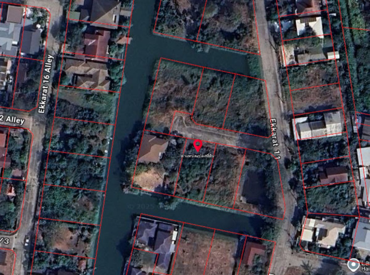 ขายที่ดินปทุมธานี รังสิต ธรรมศาสตร์ : ขายที่ดิน แปลงสวย หลังติดน้ำ ขนาด 144 ตรว. มี 2 แปลงติดกัน หมู่บ้านเมืองเอก ม.รังสิต โครงการ 3 ซอยเอกรัตน์ 11 ราคาดีที่สุดในโครงการ ขายเพียง 3.2 ล้านต่อแปลงเท่านั้น (22,222 บาทต่อตรว.) ขายต่ำกว่าราคาประเมินเยอะมากๆ ราคาประเมินราชการ 28,000 บาท/ตรว. 22,222