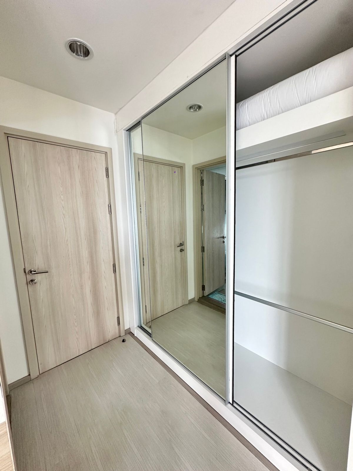 For RentCondoSukhumvit, Asoke, Thonglor : Rhythm Sukhumvit 42 condo, convenient transportation, near the BTS train, has a beautiful room, complete furniture ready !!