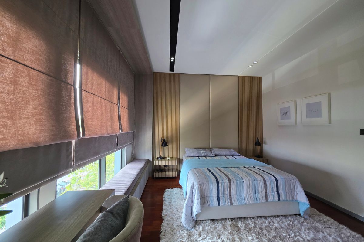 HousePattanakan, Srinakarin : 3 -story luxury house for sale on Krungthep Kreetha Road Grand Bangkok Boulevard opposite Wellington College