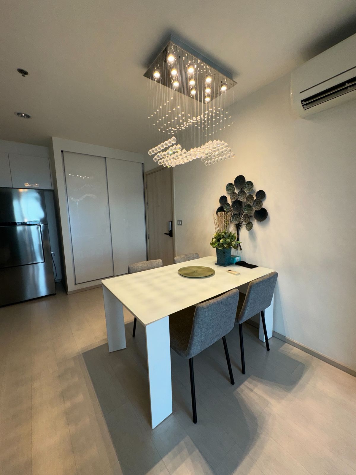 CondoSukhumvit, Asoke, Thonglor : Rhythm Sukhumvit 42 condo, convenient transportation, near BTS, have a beautiful shuttle room, complete furniture ready !!