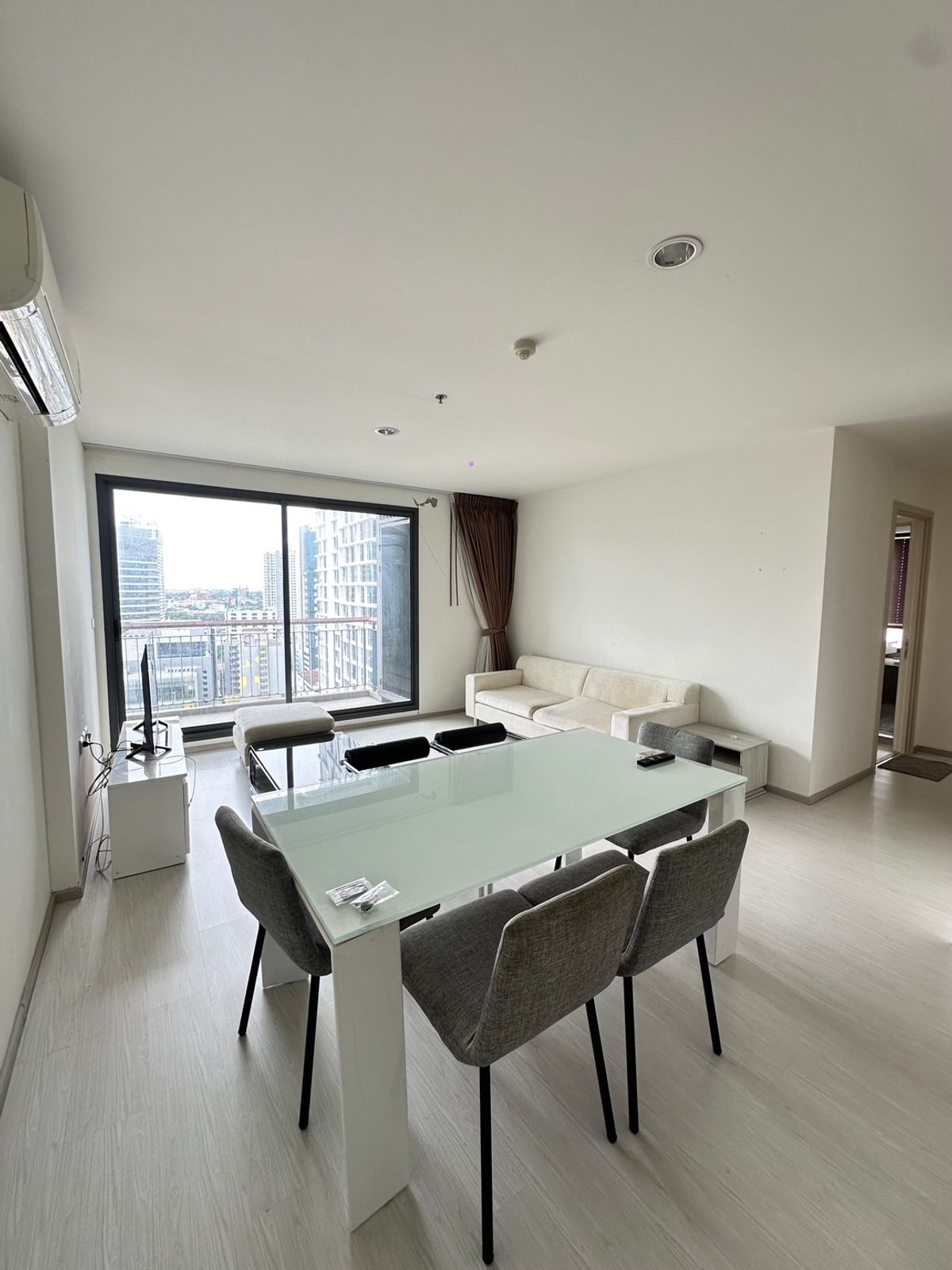 For RentCondoSukhumvit, Asoke, Thonglor : Rhythm Sukhumvit 42 condo, convenient transportation, near the BTS train, has a beautiful room, complete furniture ready !!
