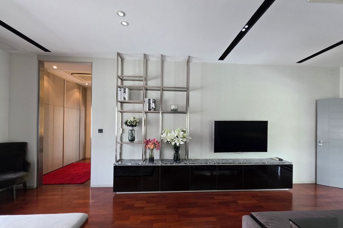 HousePattanakan, Srinakarin : 3 -story luxury house for sale on Krungthep Kreetha Road Grand Bangkok Boulevard opposite Wellington College