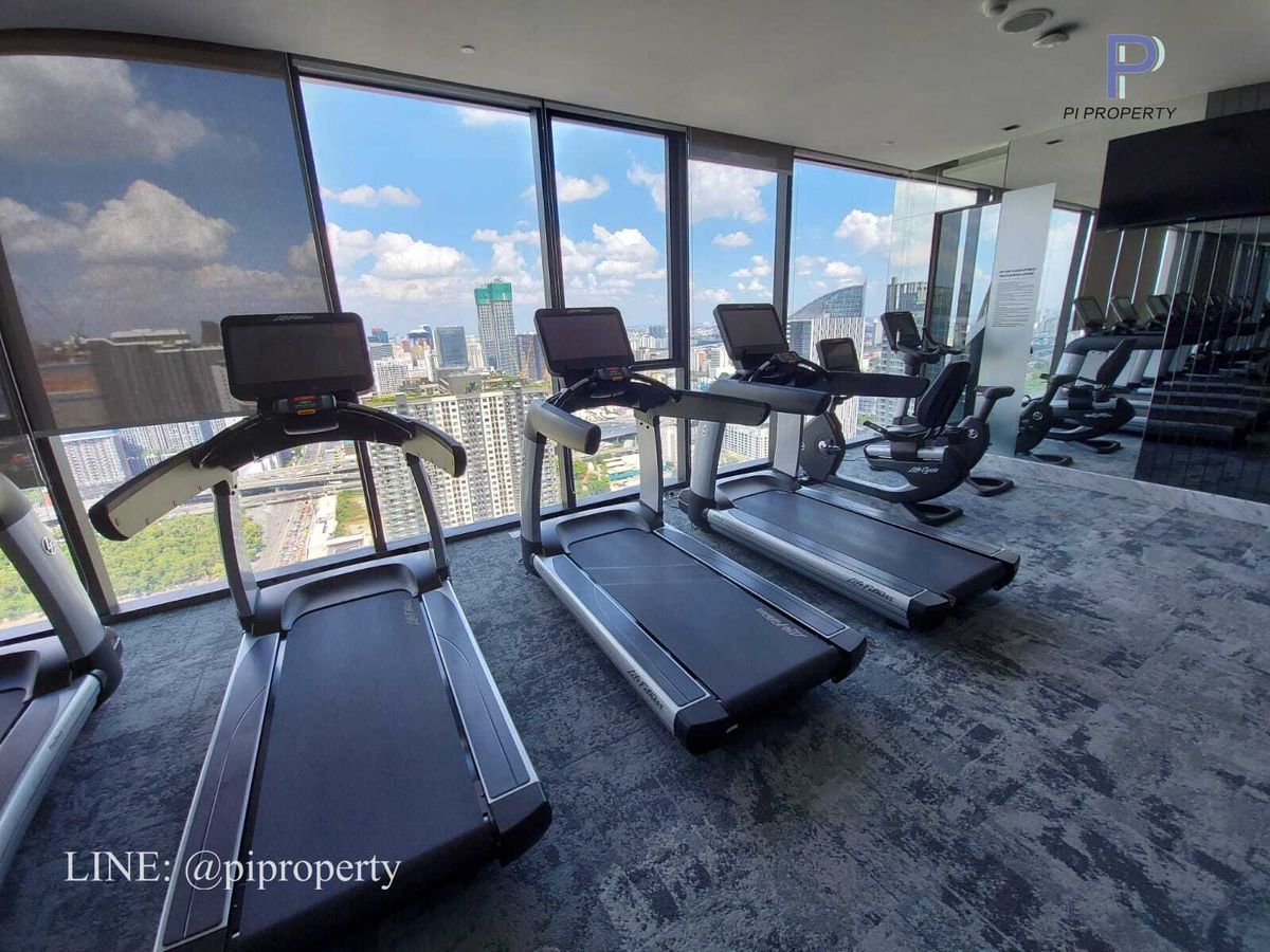 For RentCondoRama9, Petchburi, RCA : MRT 0 meter luxury condo 2 Bedrooms unit for rent in The Esse at Singha Complex. Spacious layout with a bathtub bathroom. Fully furnished and ready to move in.